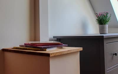 Ablage mit Bücherstapel