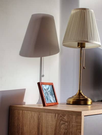 Tischlampe und Bilderrahmen