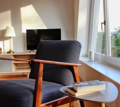 Leseecke vor dem Fenster