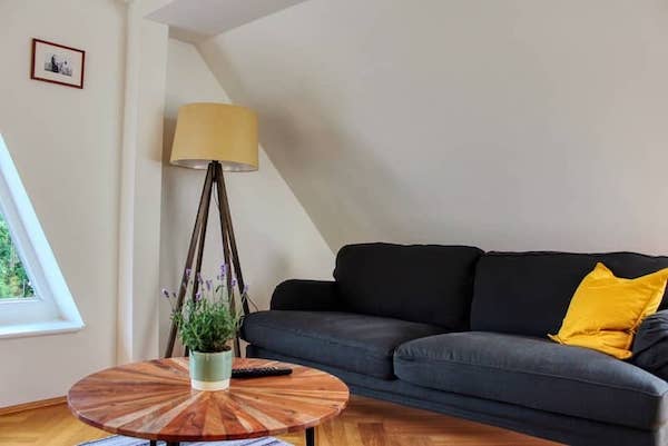 Große Giebelwohnung - Couch mit Tisch