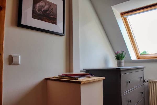 Große Giebelwohnung - Kinderbücher im Schlafzimmer