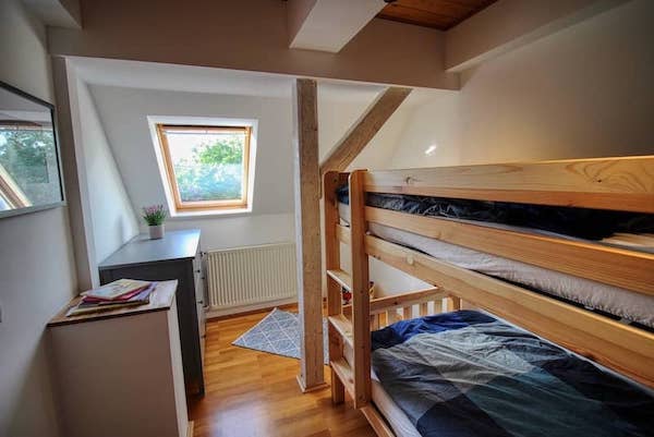 Große Giebelwohnung - Schlafzimmer mit Doppelstockbett