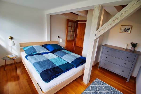 Große Giebelwohnung - Schlafzimmer mit Doppelbett