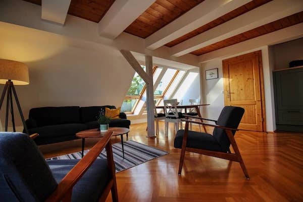 Große Giebelwohnung - Wohnzimmer mit großen Dachfenstern