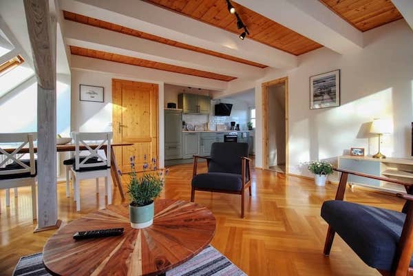 Große Giebelwohnung - Blick vom Wohnzimmer auf die Küche