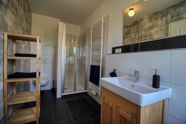 Große Wohnung - Badezimmer mit Dusche