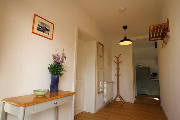 Große Wohnung - Flur mit Blick in die Küche