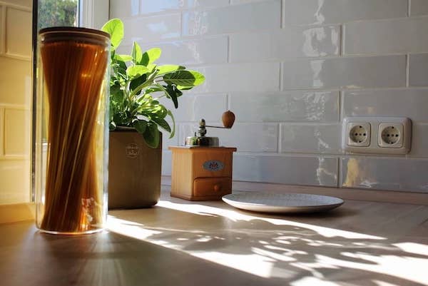 Große Wohnung - Kaffeemühle und Kräuter in der Küche