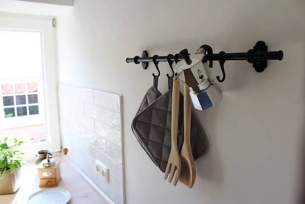 Große Wohnung - Küchenutensilien an der Wand