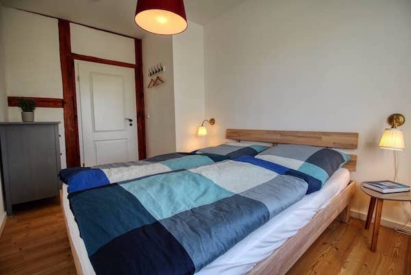 Große Wohnung - Schlafzimmer mit Doppelbett
