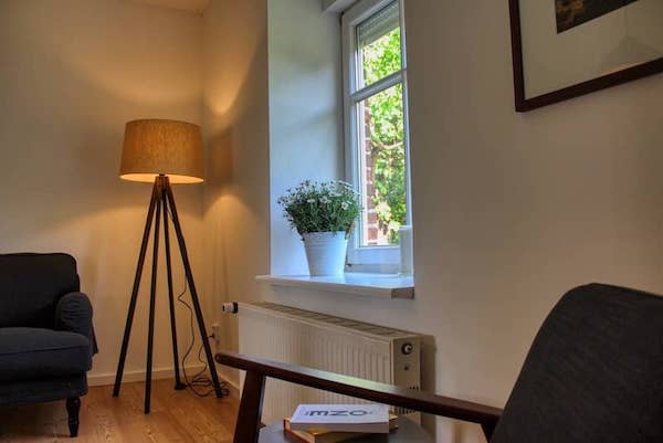 Große Wohnung - Stehlampe im Wohnzimmer