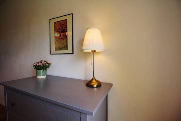 Wintergartenwohnung - Kommode mit Lampe