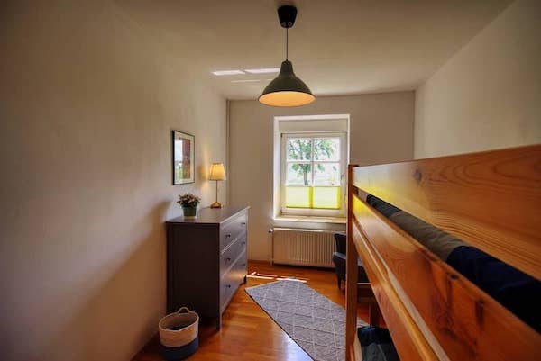 Wintergartenwohnung - geräumiges Schlafzimmer mit Doppelstockbett