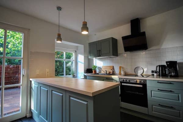 Wintergartenwohnung - Küche mit Zugang zur Terrasse