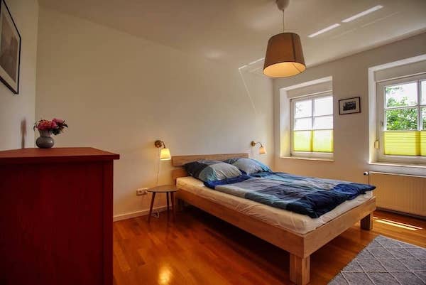 Wintergartenwohnung - helles Schlafzimmer mit Doppelbett