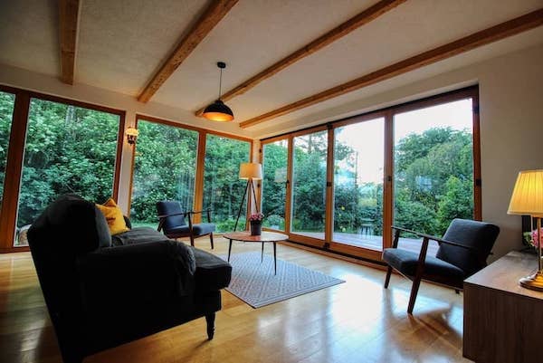 Wintergartenwohnung - Wohnzimmer mit Blick in den Garten